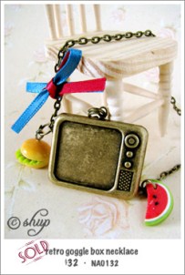 NA0132 - retro goggle box necklace