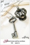 NA0219 – medieval crown and key necklace